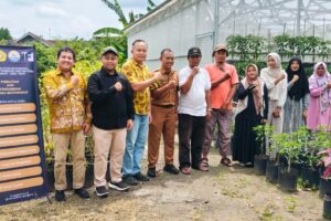 Foto Bersama Tim UPN dengan Perangkat Desa Gonilan Foto Bersama Tim UPN dengan Perangkat Desa Gonilan